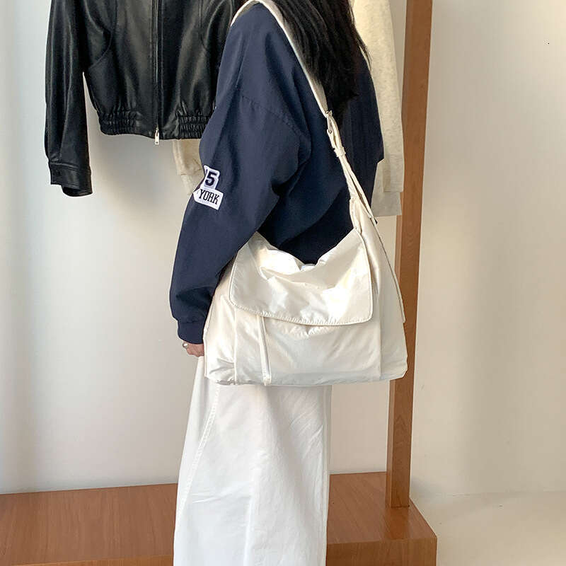 Korean Version Niche Simple Single Shoulder For College Students, Flip Cover Commuter Bag, Large Capacity Lightweight Casual Crossbody Bag B5