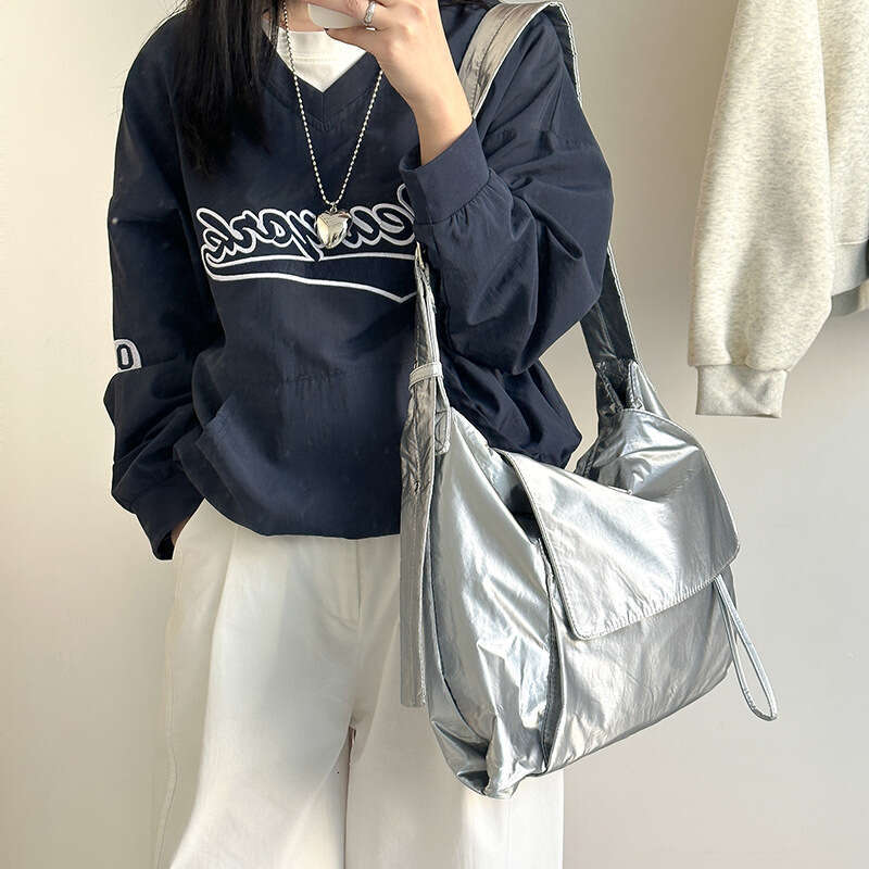 Korean Version Niche Simple Single Shoulder For College Students, Flip Cover Commuter Bag, Large Capacity Lightweight Casual Crossbody Bag B5