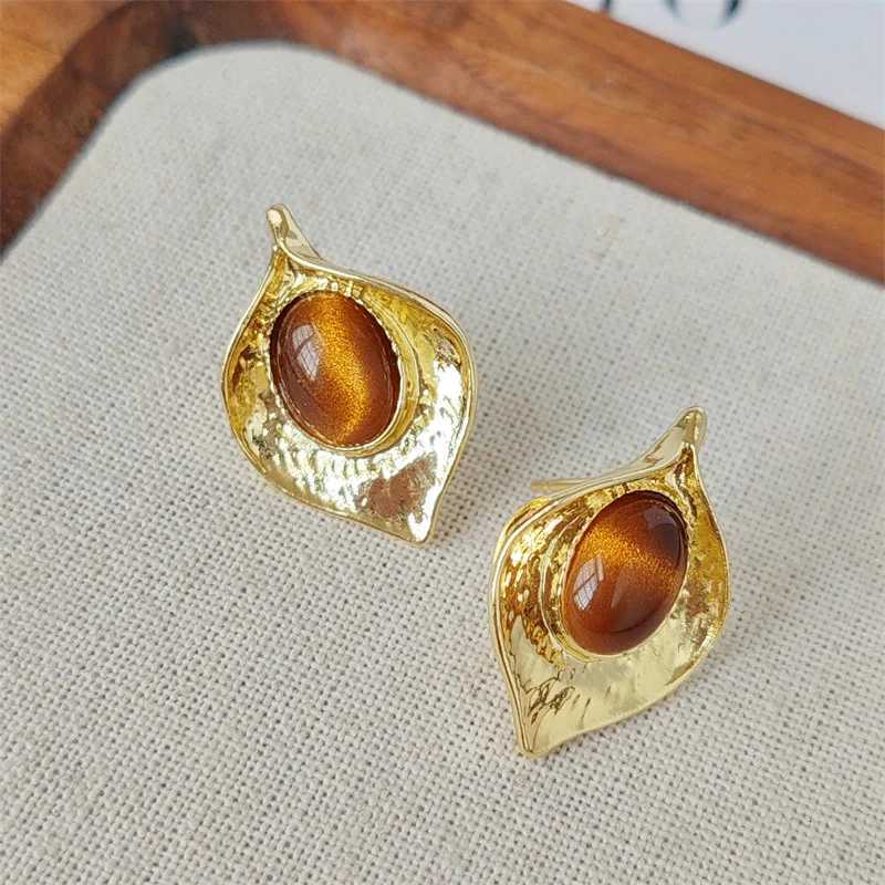Creative Abstract Metal Leaves Brown Stud Earrings for Women Girl Autumn Winter Vintage Jewelry Accessories Gifts 2025 New Y251018