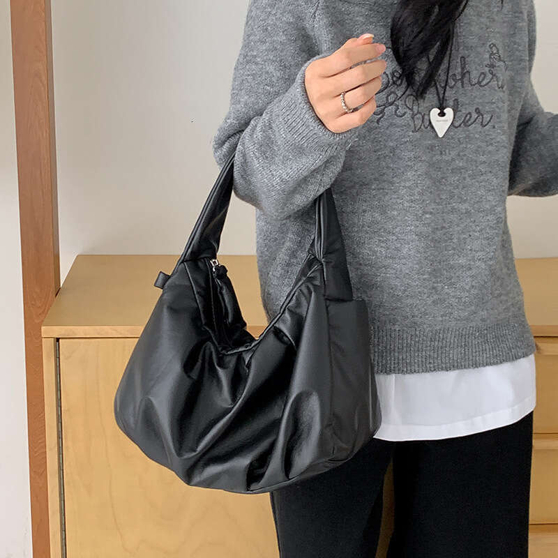Korean Style Casual Simple Lightweight Large Capacity Pleated Handbag Daily Versatile Niche Commuter Shoulder Bag For Women B5