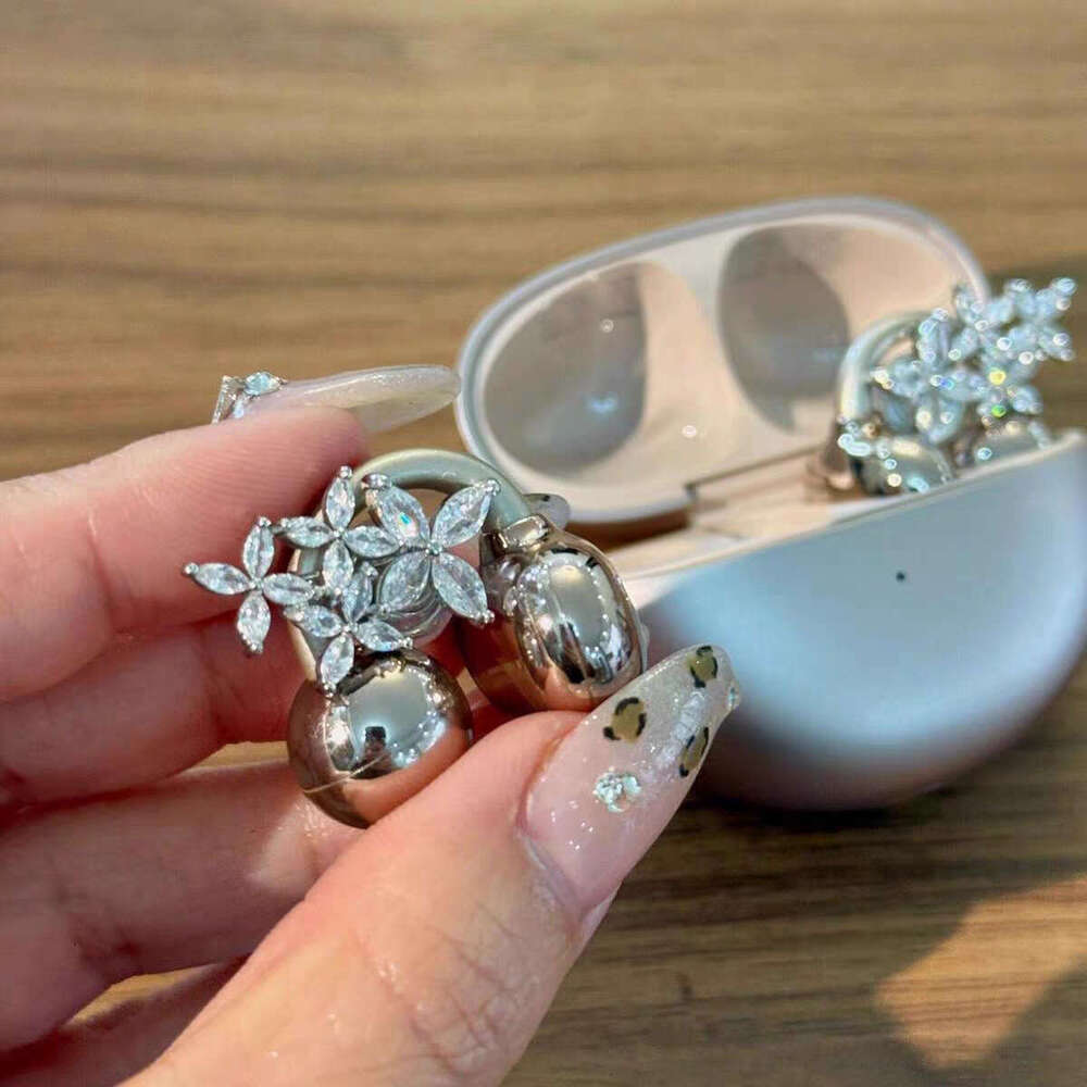 FreeClip Dia Buckle Clip Earphone Decorative Flower Accessories Earrings Women Light High-end Ear Jewelry