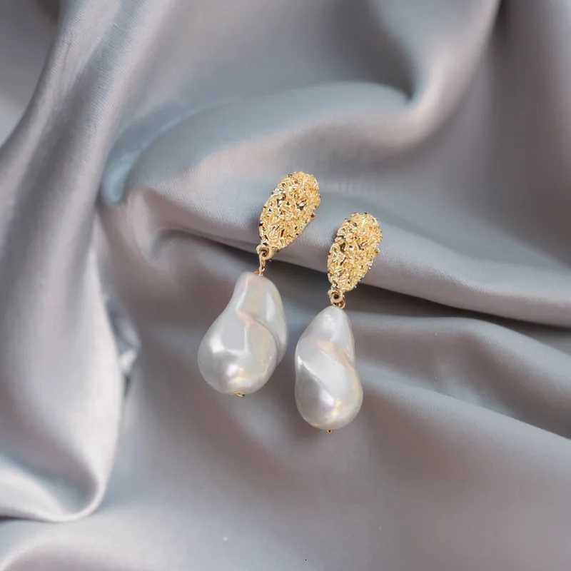 Irregular Water Droplet Imitation Pearl Dangle Earrings for Women Geometry Oval Metal Sheet Drop Earrings Party Retro Jewelry Y251018