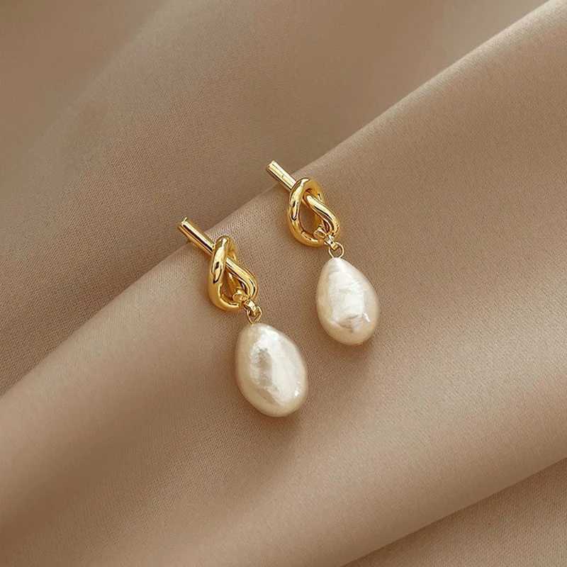 Vintage Irregular Imitation Pearl Dangle Earrings Golden Hollow Twist Knot Metal Drop Earrings Women Party Statement Jewelry Y251018