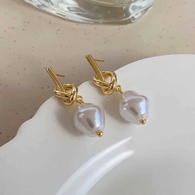 Vintage Irregular Imitation Pearl Dangle Earrings Golden Hollow Twist Knot Metal Drop Earrings Women Party Statement Jewelry Y251018