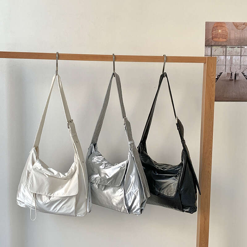 Korean Version Niche Simple Single Shoulder For College Students, Flip Cover Commuter Bag, Large Capacity Lightweight Casual Crossbody Bag B5