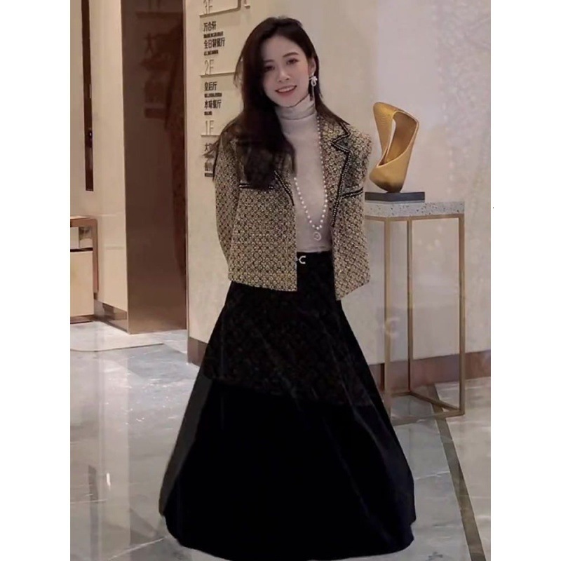 2025 Autumn/Winter New Designer Luxury design Top European Short Top Luxury Hot Selling Social Elegant Versatile Small Top