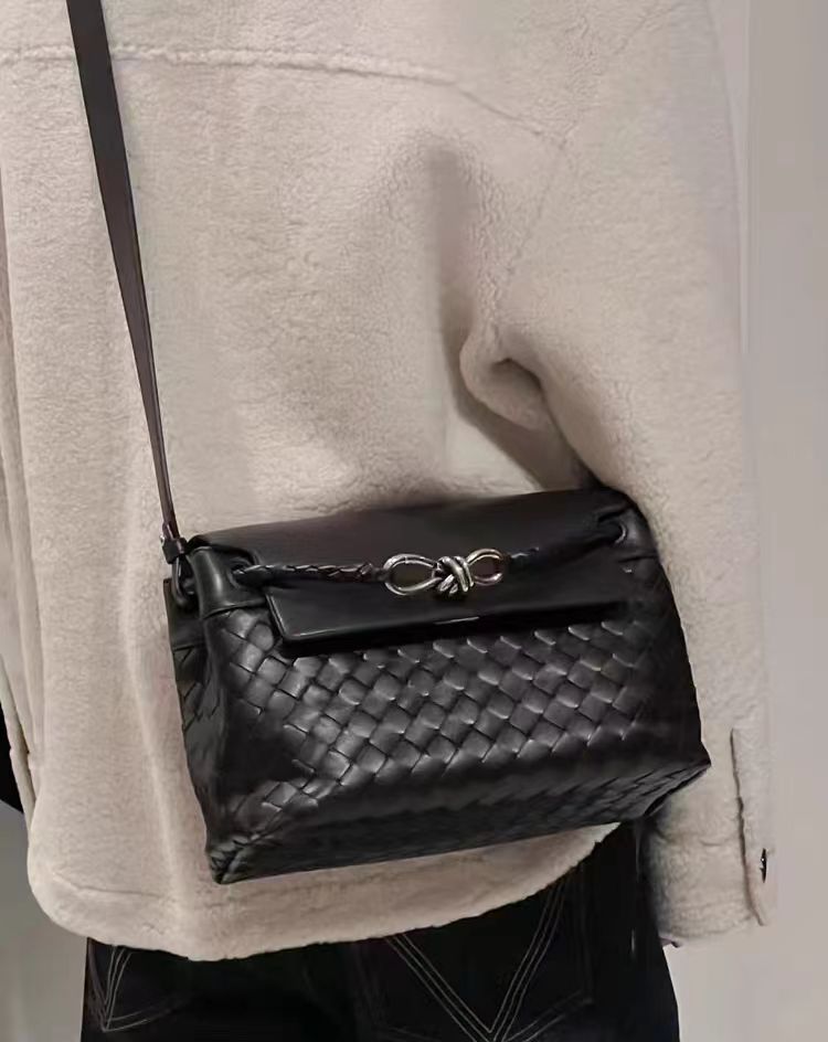 Men Real Leather Shoulder Bags Handmade Woven Cover Messenger Bags Male Plaid Luxury Designer Crossbody Bag Silver Hardware Buckle New Satchel Unisex Clutch 3417