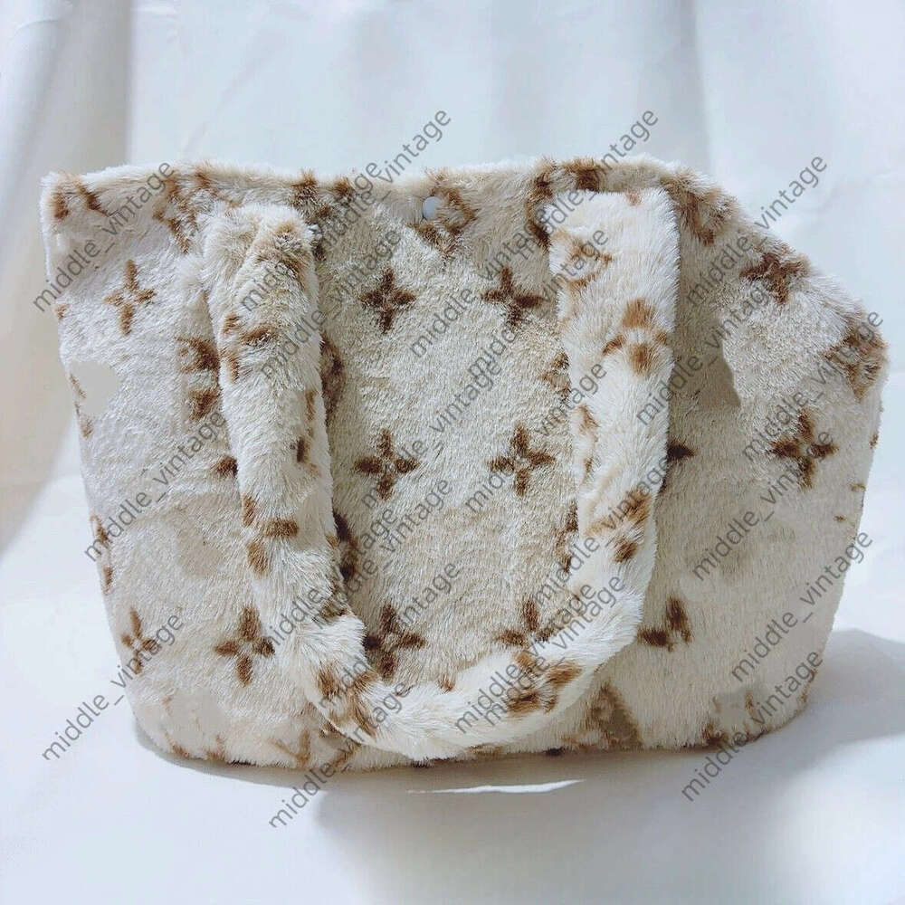 Designer Dog Bag Trendy Design Autumn Winter New Plush Warm Pet Outdoor For Small Dogs And Cats Portable Crossbody Bag