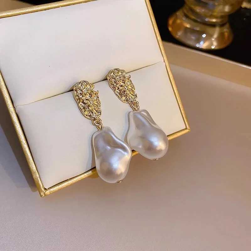 Irregular Water Droplet Imitation Pearl Dangle Earrings for Women Geometry Oval Metal Sheet Drop Earrings Party Retro Jewelry Y251018