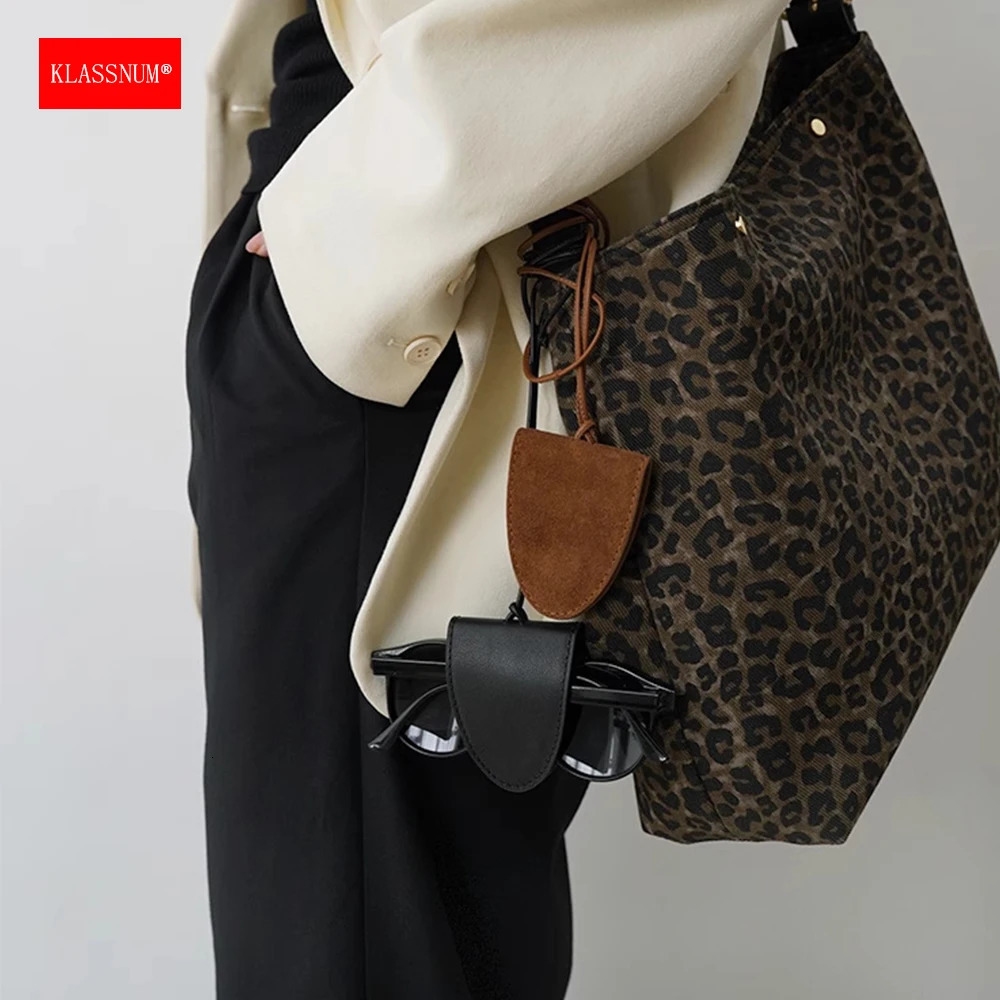 KLASSNUM Neck Glasses Case Genuine Leather Magnetic Neck Hanging Glasses Bag Necklace Trendy Portable Glasses Clip Pendant 251016