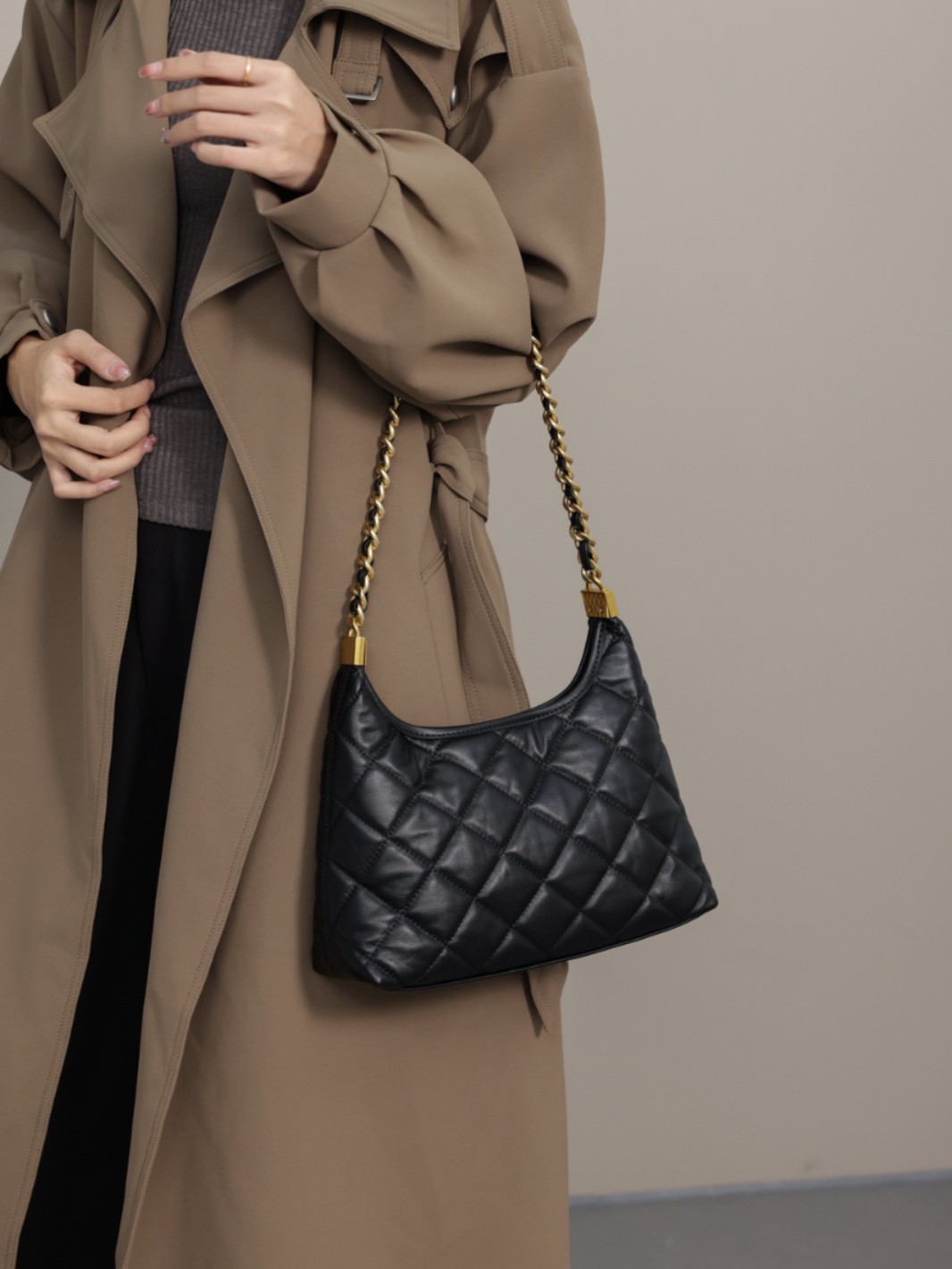 Elegant Feminine Fashion Accessory: Versatile Leather by Designers (Shoulder/Cross Body)