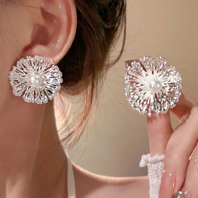Exaggerated Metal Flowers Pearl Stud Earrings For Women Fashion Gold Color Hollow Round Temperament Earrings Jewelry Party Gifts 251013
