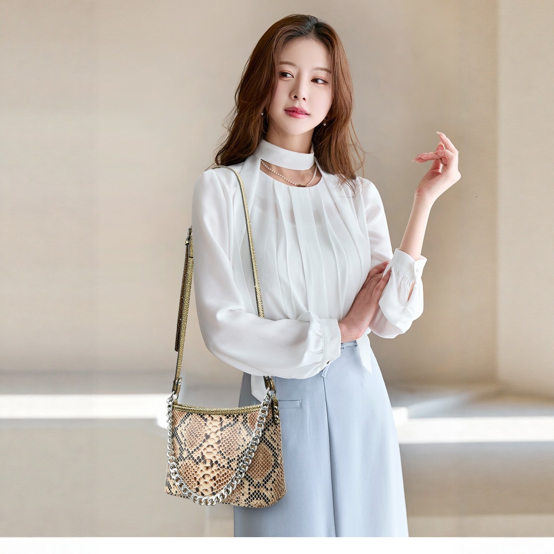 Luxury Brand Designer Bag 2025 New Snake Pattern Bucket Bag Personality Fashion Trend Handbag Shoulder Crossbody Bag Commuter Women's Bag