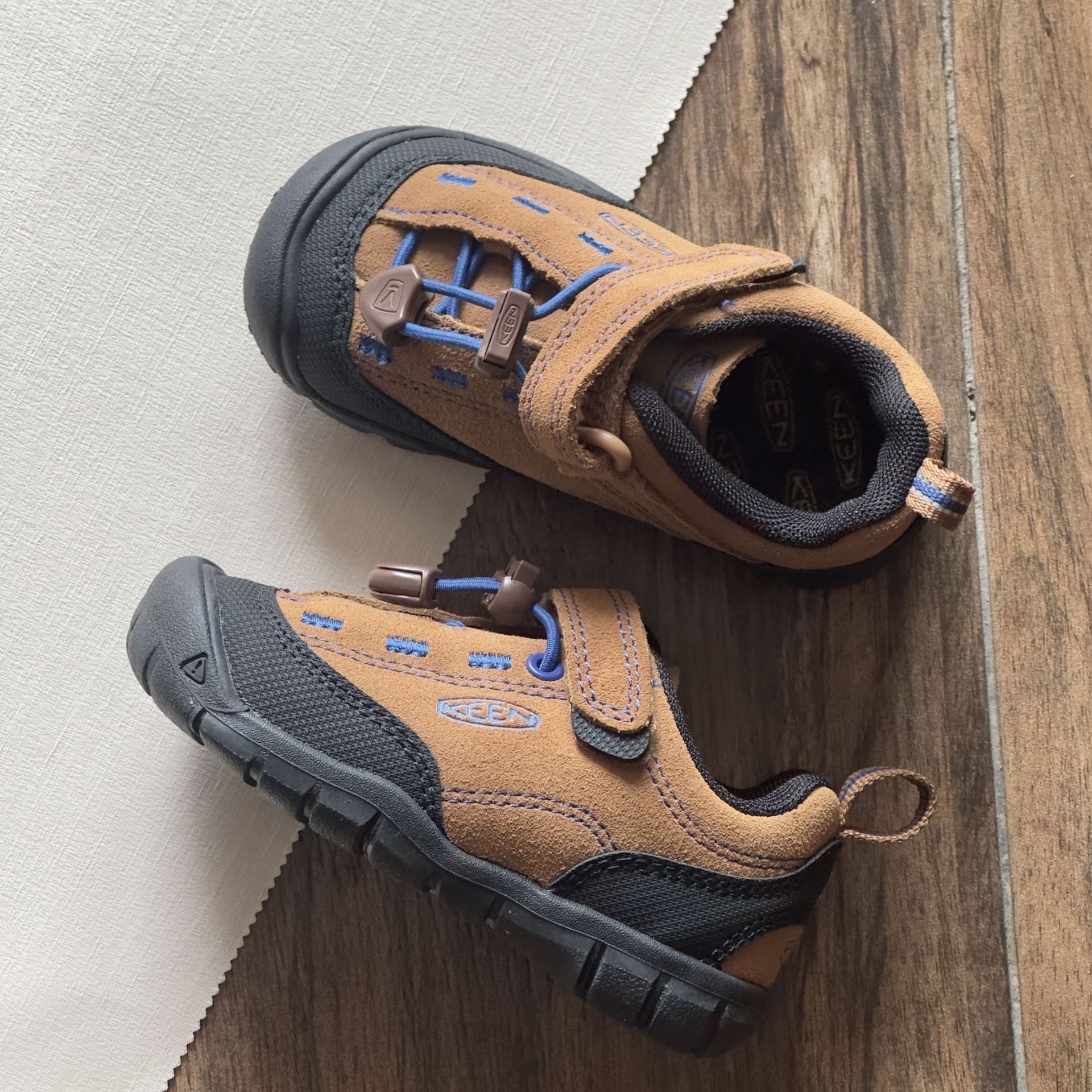 New designer children's shoes for boys and girls, outdoor waterproof and anti slip hiking shoes, fashionable and popular soft soled running shoes