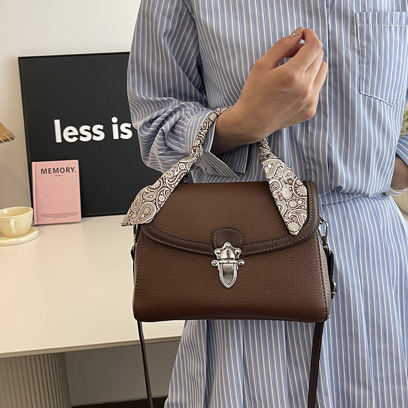 Free shipping designer Fashion Bags New Silk Scarf Handbag Single Shoulder Crossbody Bag Light Luxury Texture Small Square Bag Classic