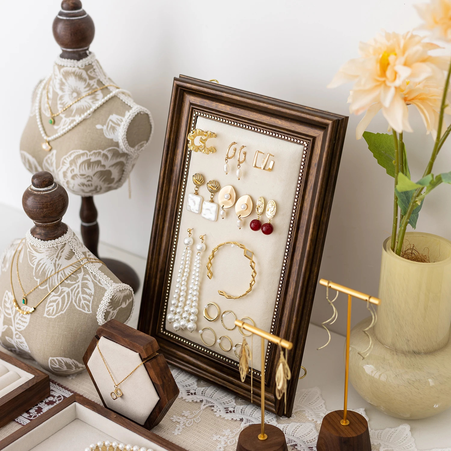 Walnut Wood Model Bust Wooden Jewelry Display Necklace Pendants Mannequin Hanging Earring Holder Jewelry Stands Organizer Rack 251016