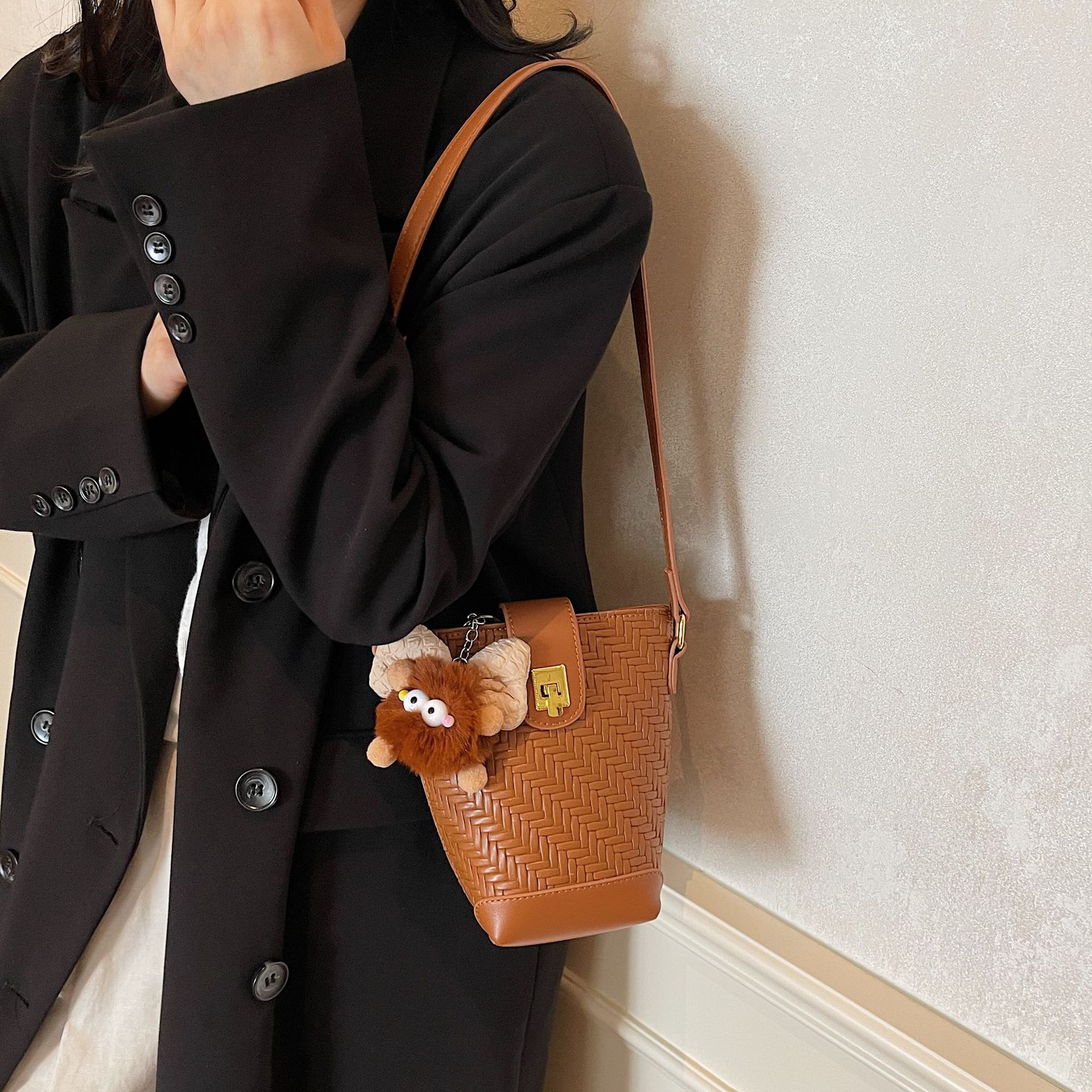 Luxury Brand Designer Bag High-End Woven Pattern Phone Bag For Women 2025 New Trendy Fashion Crossbody Bag Single Shoulder Commuter Bucket Bag