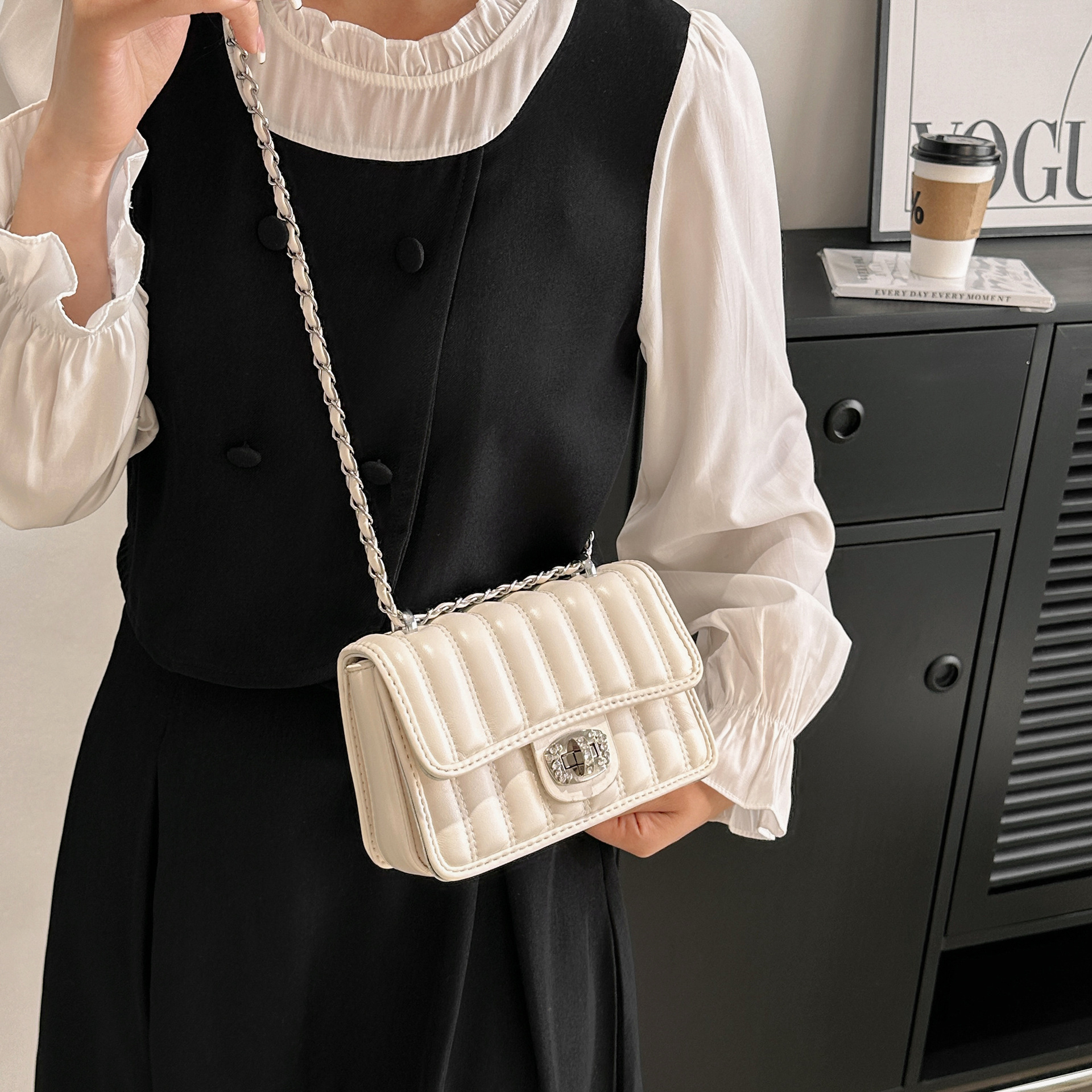 Luxury Brand Designer Bag New Spring/Summer Chain Bag For Women Fashionable Niche Single Shoulder Bag Textured Stylish Underarm Small Square Bag