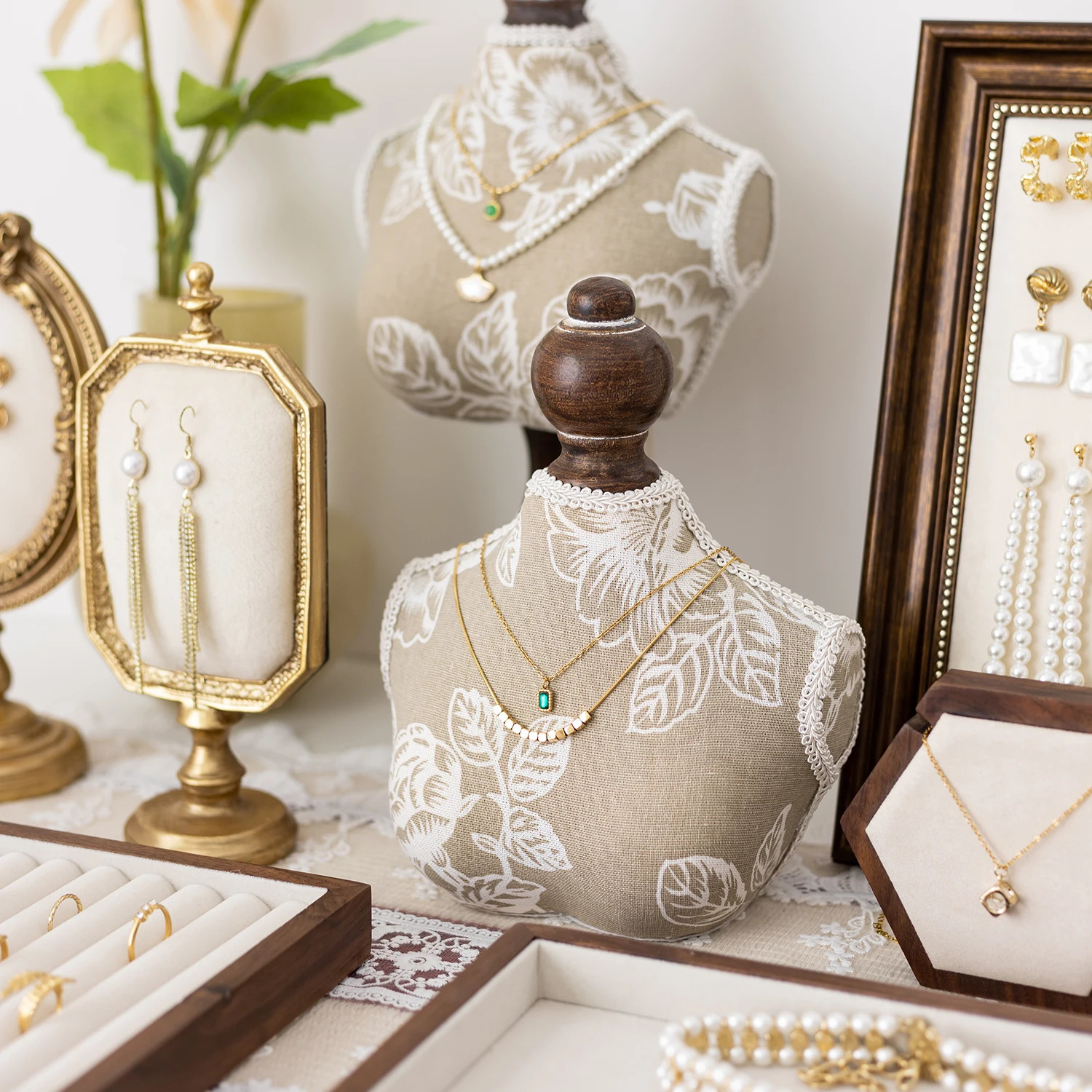 Walnut Wood Model Bust Wooden Jewelry Display Necklace Pendants Mannequin Hanging Earring Holder Jewelry Stands Organizer Rack 251016