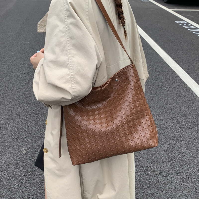 Luxury Brand Designer Bag Large Capacity Woven Pattern Tote Bag For Women 2025 New Versatile Shoulder Crossbody Bag Niche Commuter Bag