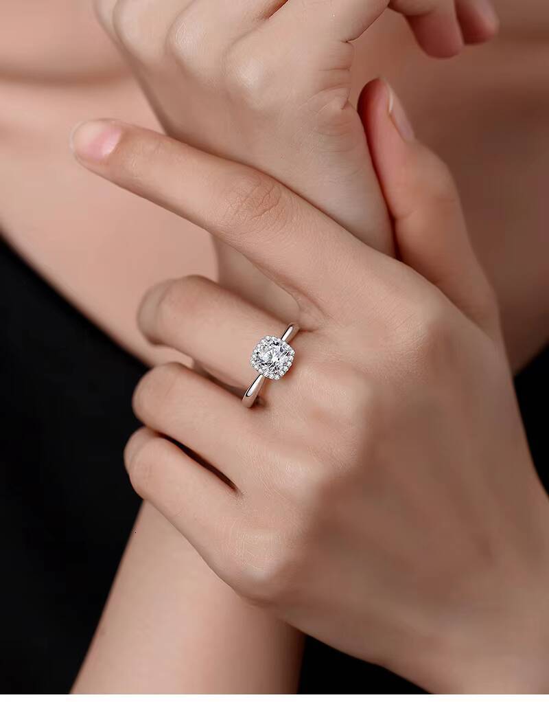 S925 Sterling Silver 1ct Moissanite Engagement Proposal Female Diamond Ring Fourclaw Sugar Cube Ring Wholesale