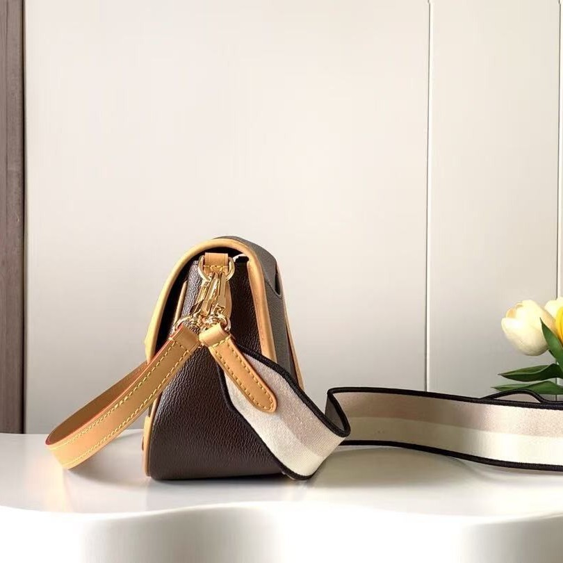 Elegant Real Leather Tote Compact & Stylish Accessory by Top Brand