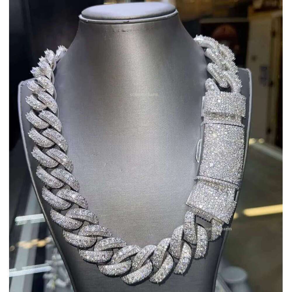 Yu Ying Customized Lock Heavy Hip Hop 30MM Iced Out Moissanite Raised S VVS Dia Cuban Link Chain Necklace