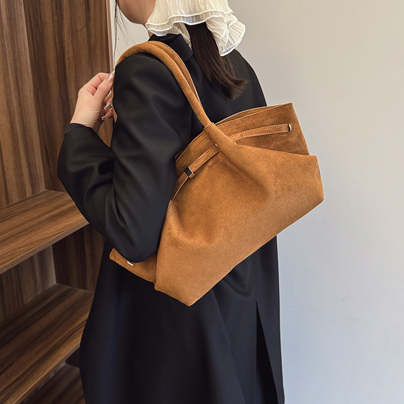 Luxury Brand Designer Bag Large Capacity Tote Bag For Women, Matte Texture, Fashionable New High-End Velvet Commuter Lazy Style Shoulder Bag