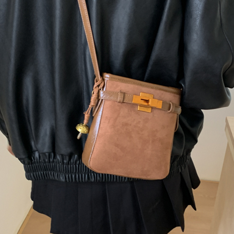 Luxury Brand Designer Bag Niche Design Phone Bag For Women 2025 New Fashion Casual Crossbody Bag Stylish Commuter Shoulder Bag
