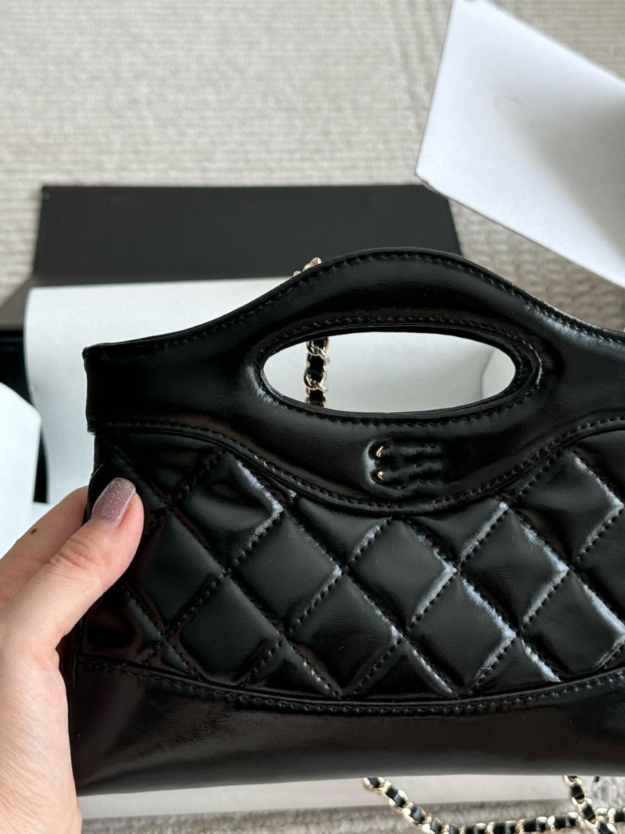 Elegant Mirror Finish Calveskin Leather Crossbody Pouch Featuring a Stylish Chain Strap