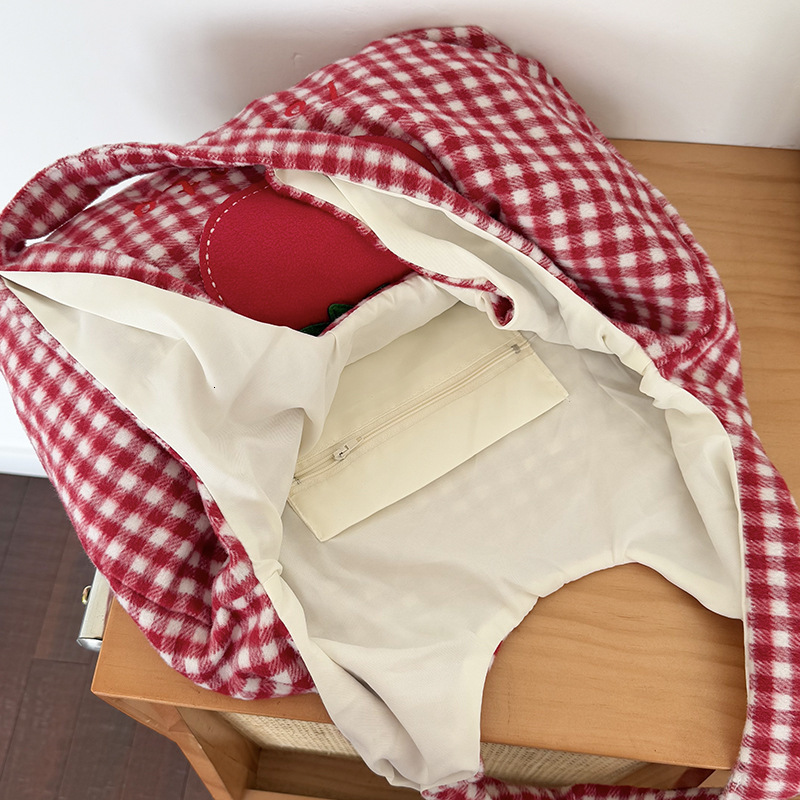 New Korean designer plaid cartoon women's handbag, cute and fashionable commuting bag, casual hot selling shoulder bag