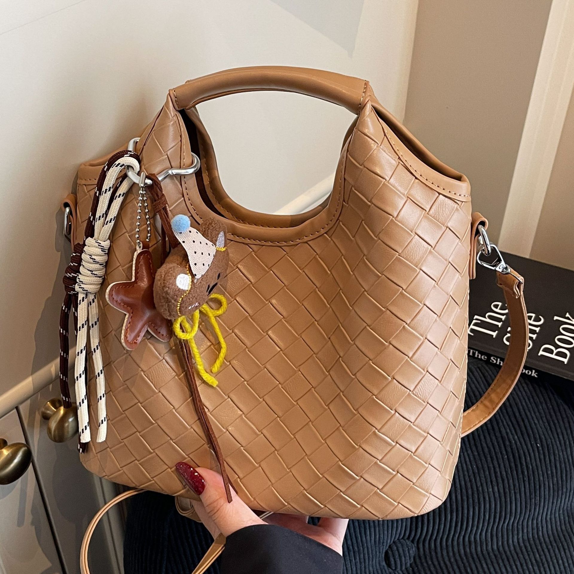 Luxury Brand Designer Bag Fashion Woven Handbag For Women 2025 New Large Capacity Bucket Bag High-End Feel Single Shoulder Crossbody Bag