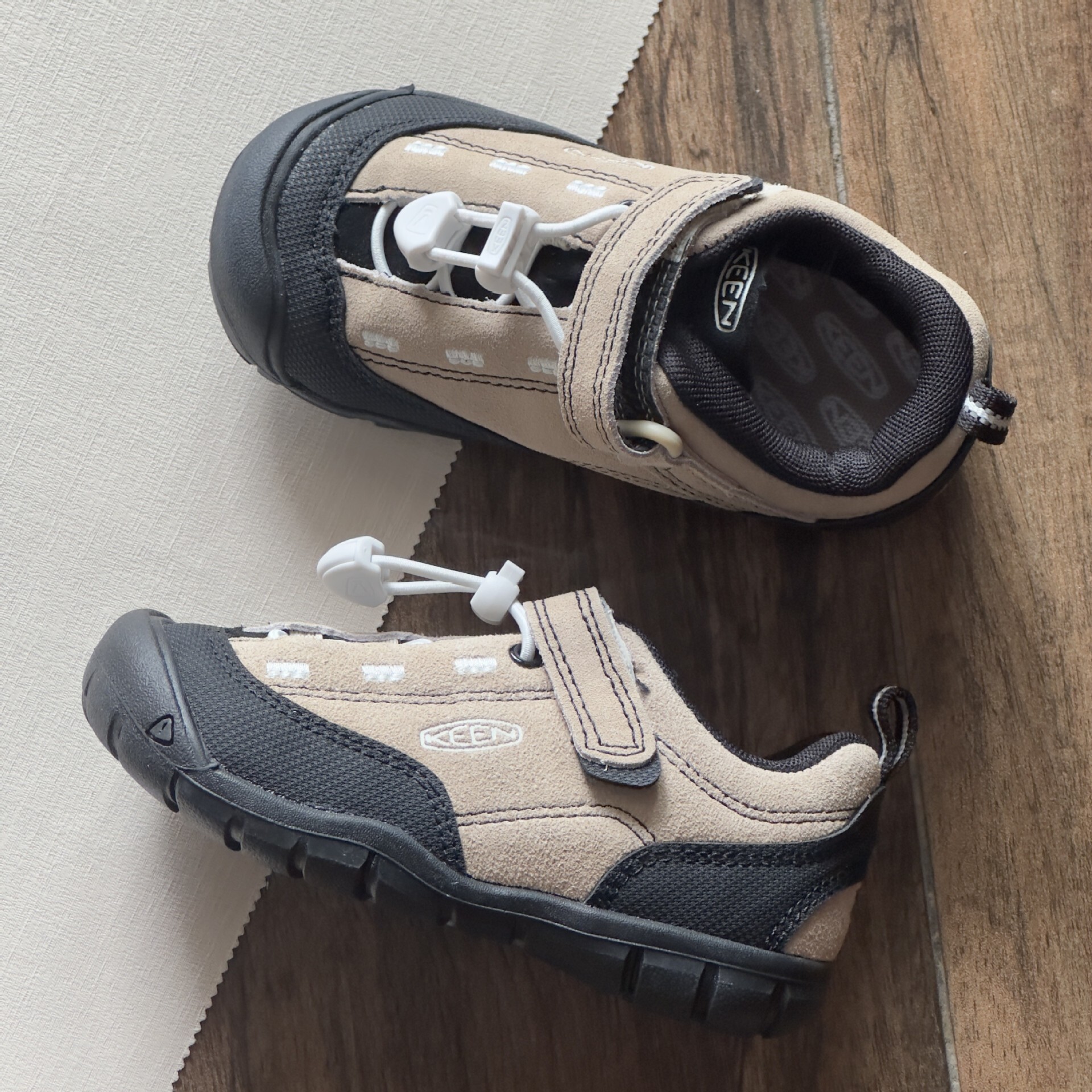 New designer children's shoes for boys and girls, outdoor waterproof and anti slip hiking shoes, fashionable and popular soft soled running shoes