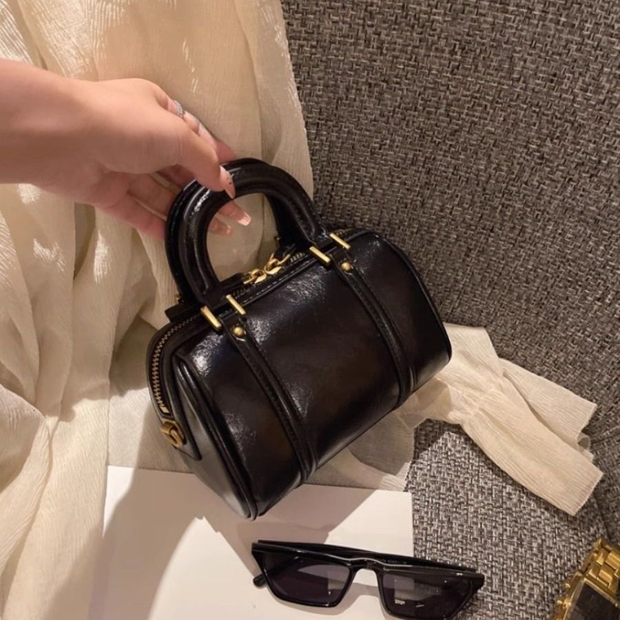 Retro women s pillow bag niche cylindrical bag fashionable texture women s shoulder bag handheld women s crossbody bag autumn new designer bag