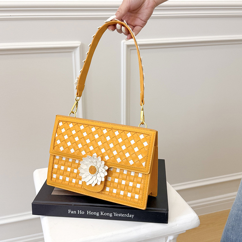 Luxury Brand Designer Bag 2025 Jelly Bag Casual Hollow Out Bag Small Bag Chain Crossbody Bag Woven Fashion Single Shoulder Bag Versatile