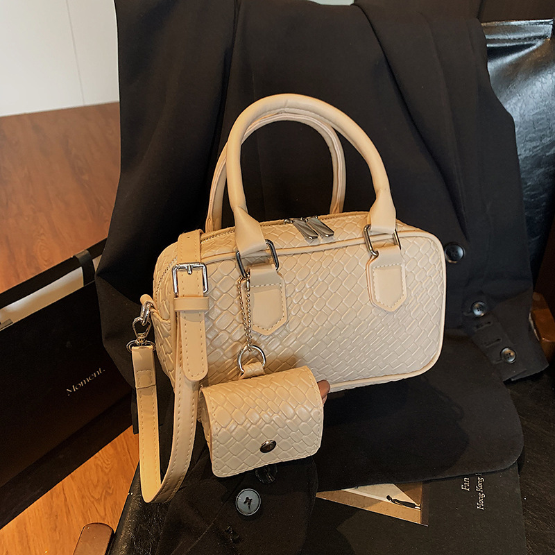 Luxury Brand Designer Bag Woven Pattern Bag For Women, Autumn And Winter 2025 New Niche Design Crossbody Bag, High-End Fashionable Handheld Pillow Bag