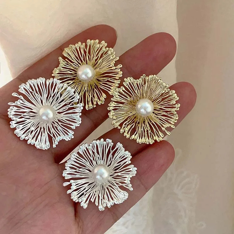 Exaggerated Metal Flowers Pearl Stud Earrings For Women Fashion Gold Color Hollow Round Temperament Earrings Jewelry Party Gifts 251013
