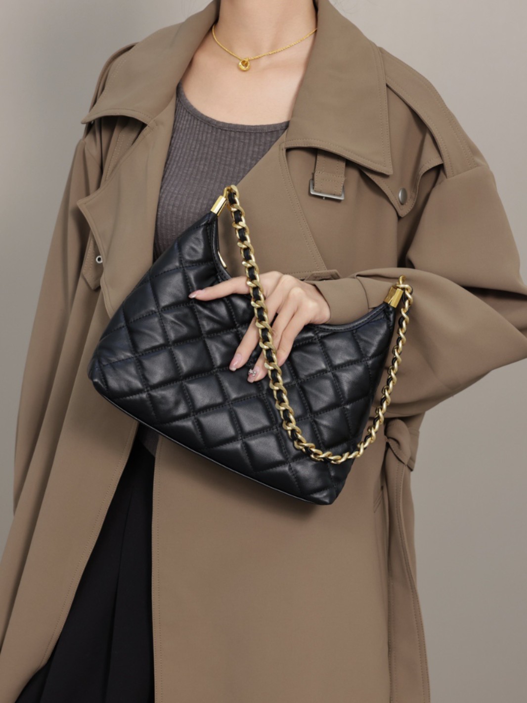 Elegant Feminine Fashion Accessory: Versatile Leather by Designers (Shoulder/Cross Body)