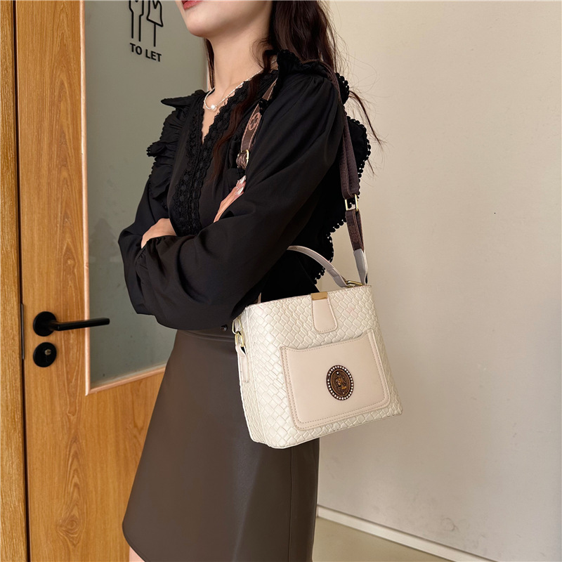 Luxury Brand Designer Bag 2024 Summer Live Bag Women High-End Fashion Single Shoulder Bag Niche Design Bucket Bag Crossbody Women's Bag