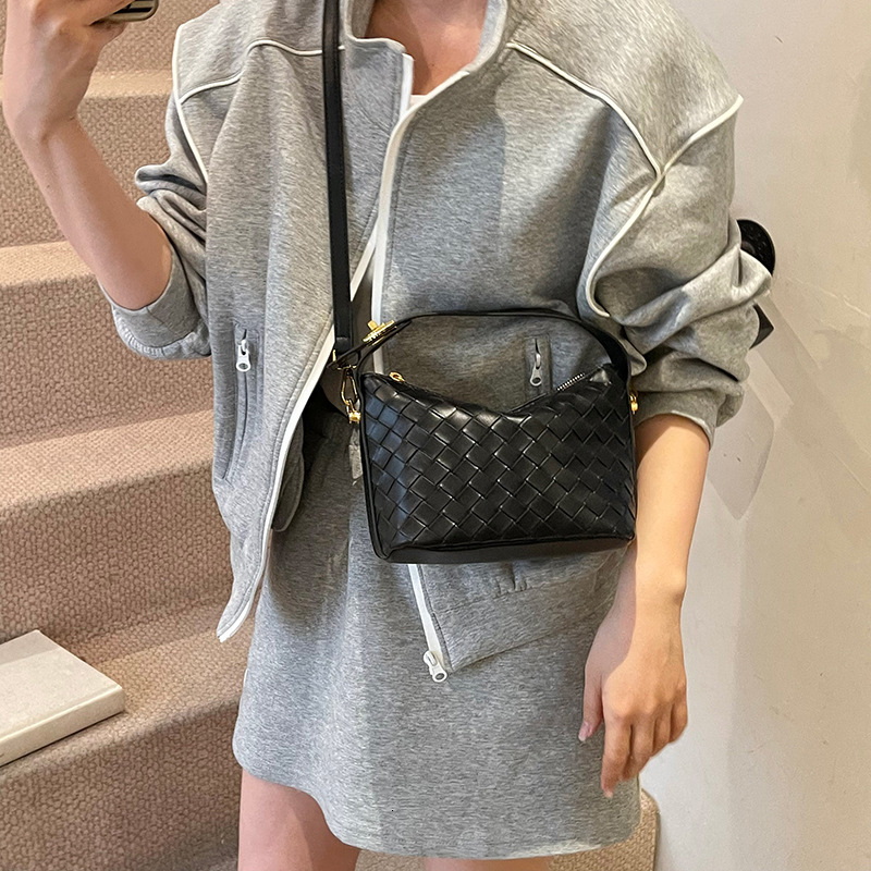 Luxury Brand Designer Bag Summer New High-End Versatile Woven Pattern Women's Bag Handheld Crescent-Shaped Lunch Box Bag Bento Bag Single Shoulde