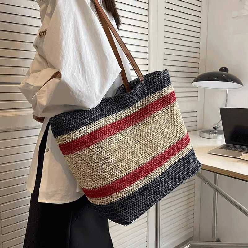 Fashionable Street Trend Woven Contrasting Stripes Beach Resort Style Straw Tote Large Capacity Womens Bag Z251018