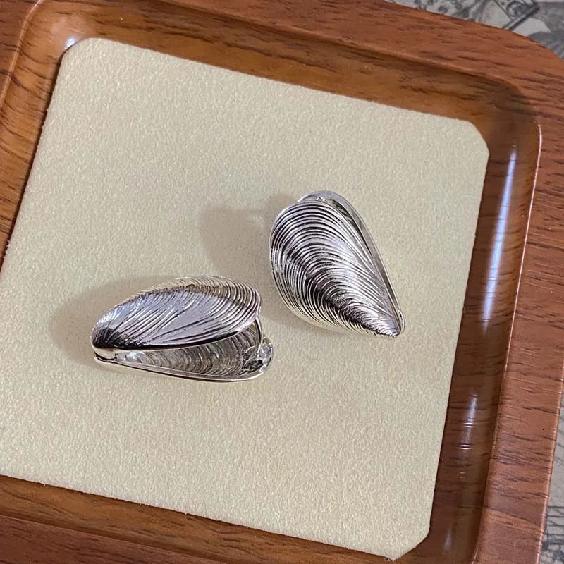 Vintage Metal Shell Stud Earrings for Women Punk Silver Color Texture Geometric Irregular Ear Buckle Jewelry Party Gift 251013