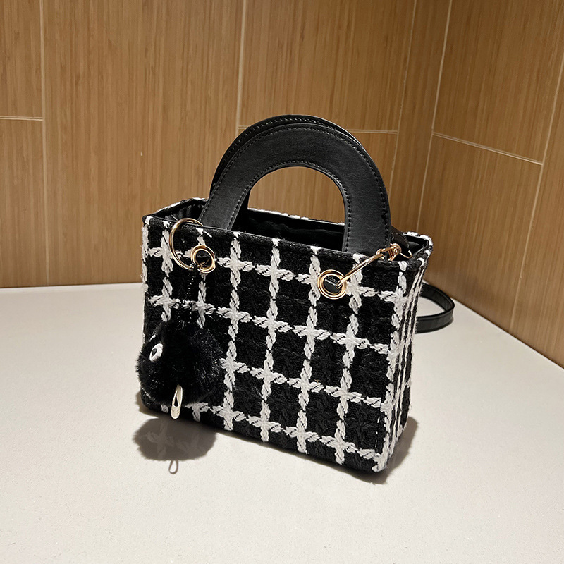 Luxury Brand Designer Bag Internet Celebrity Fashion Woolen Plaid Handbag 2022 Autumn Winter New Style Elegant Universal Single Shoulder Crossbody Sma