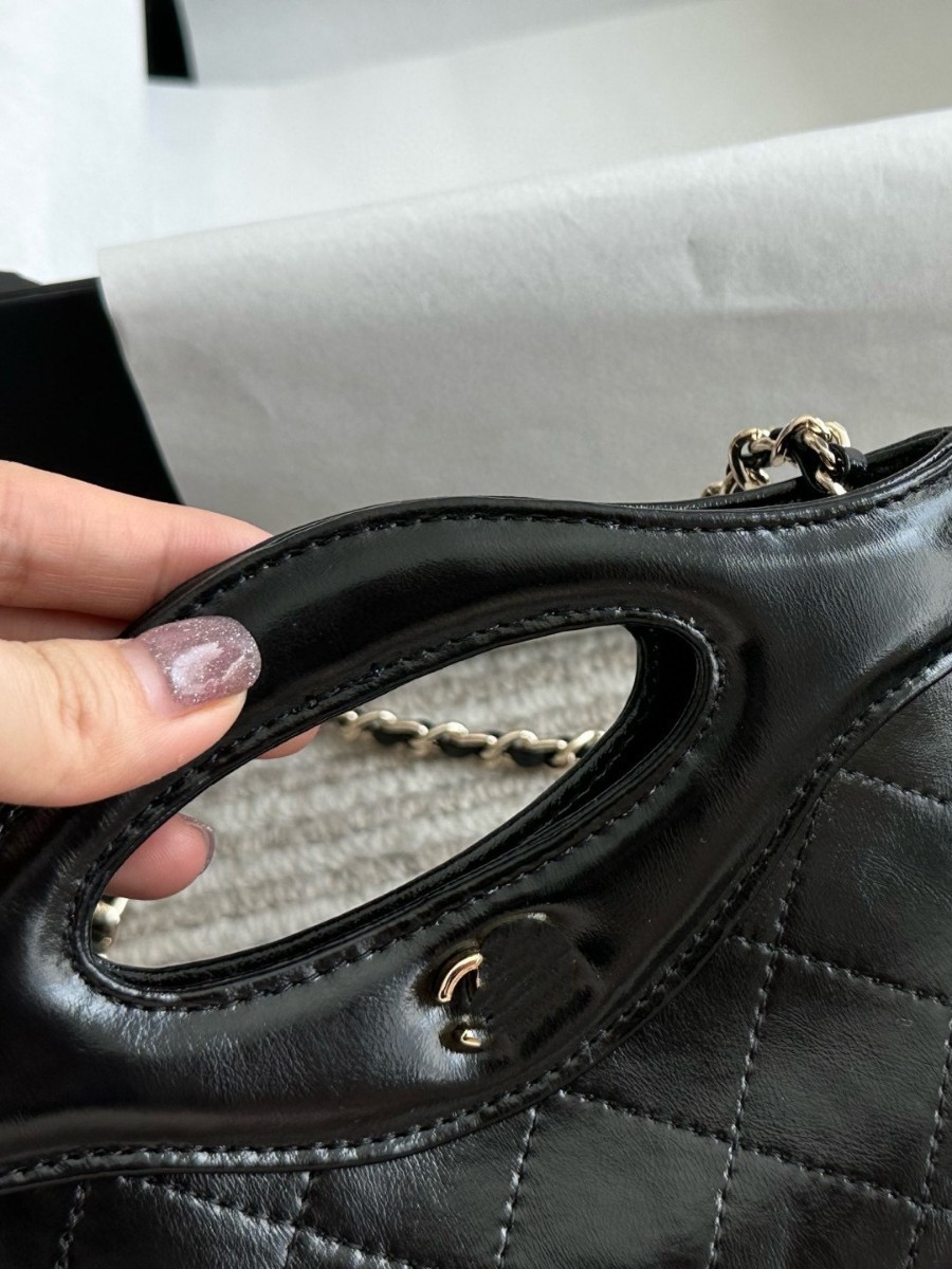 Elegant Mirror Finish Calveskin Leather Crossbody Pouch Featuring a Stylish Chain Strap