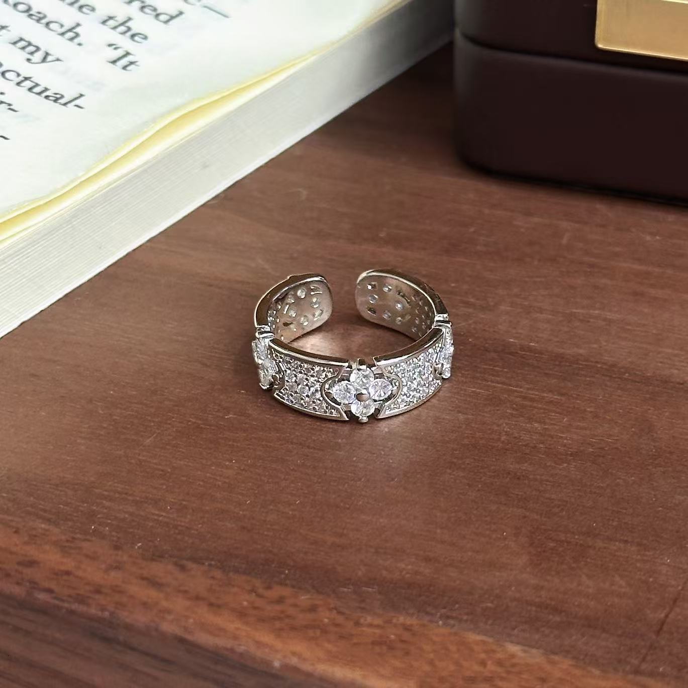 Luxury Brand Designer Jewelry New Lucky Four-Leaf Clover Star Ring Fashion Light Luxury Old Money Vintage Style Flower Row Ring Strip Ring