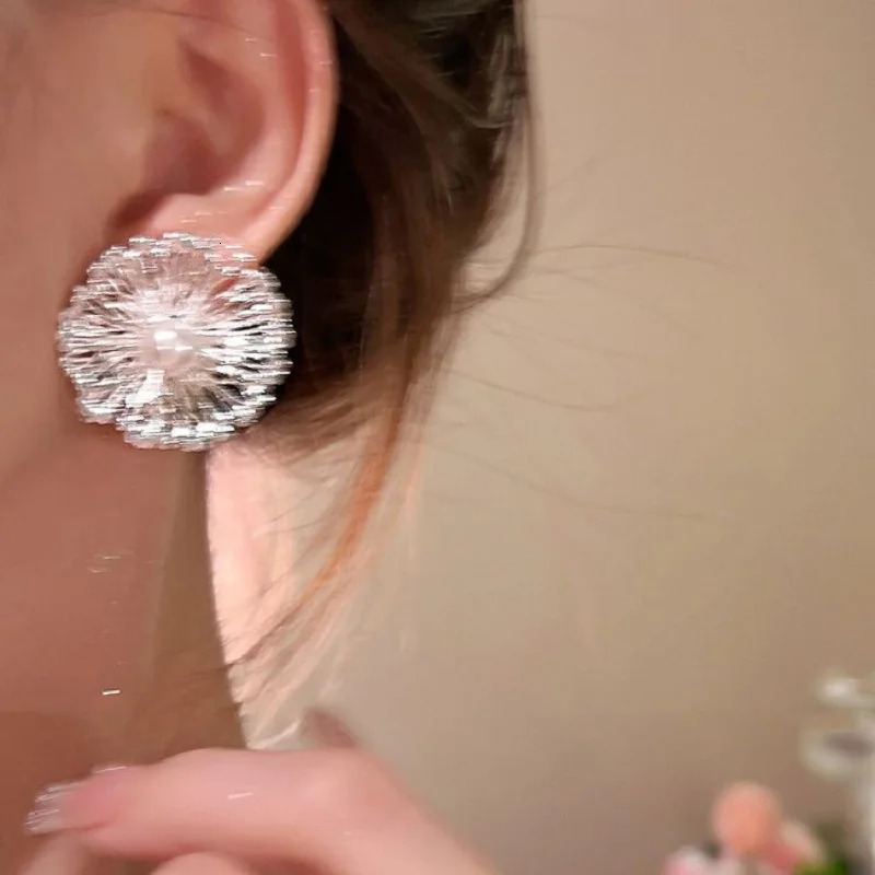 Exaggerated Metal Flowers Pearl Stud Earrings For Women Fashion Gold Color Hollow Round Temperament Earrings Jewelry Party Gifts 251013