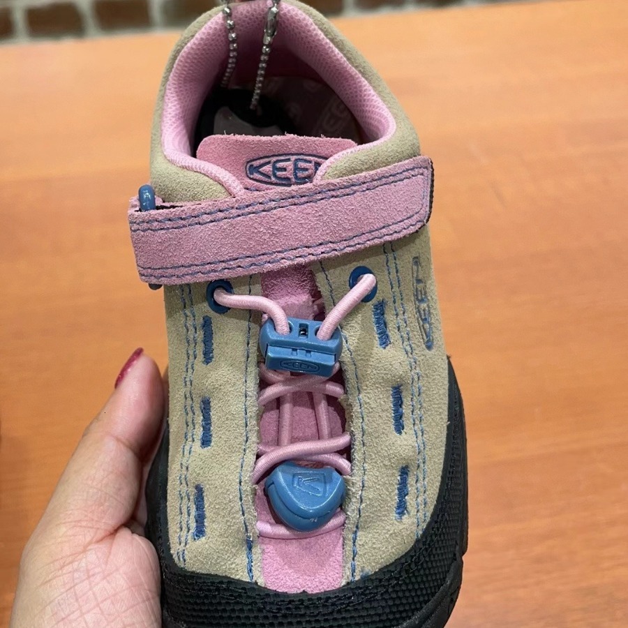 New designer children's shoes for boys and girls, outdoor waterproof and anti slip hiking shoes, fashionable and popular soft soled running shoes