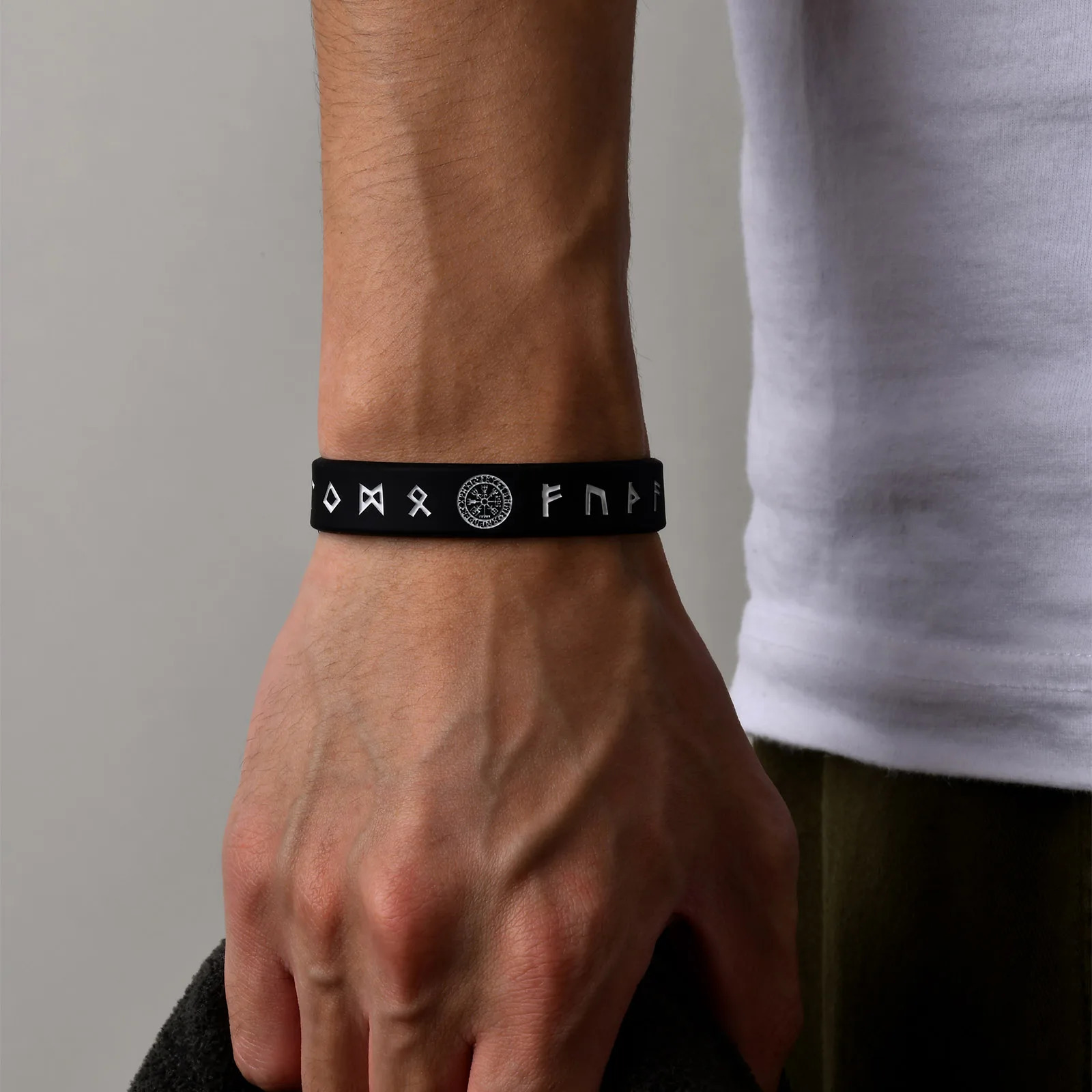 Vnox 12mm Silicone Bracelet for Men Soft Rubber Silicone Wristband Nordic Viking Compass Rune Almut Bangle Set 251014