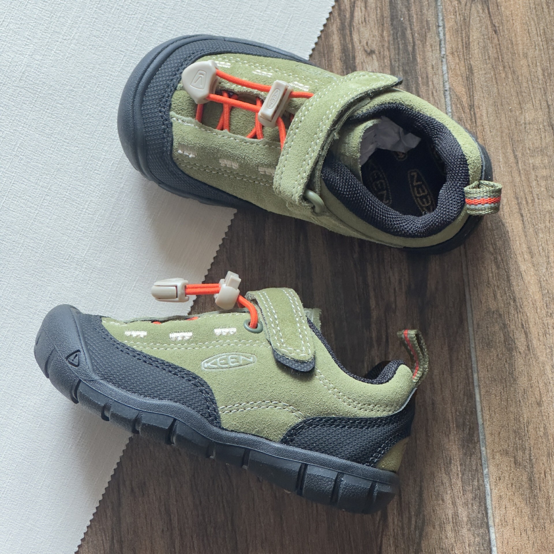 New designer children's shoes for boys and girls, outdoor waterproof and anti slip hiking shoes, fashionable and popular soft soled running shoes