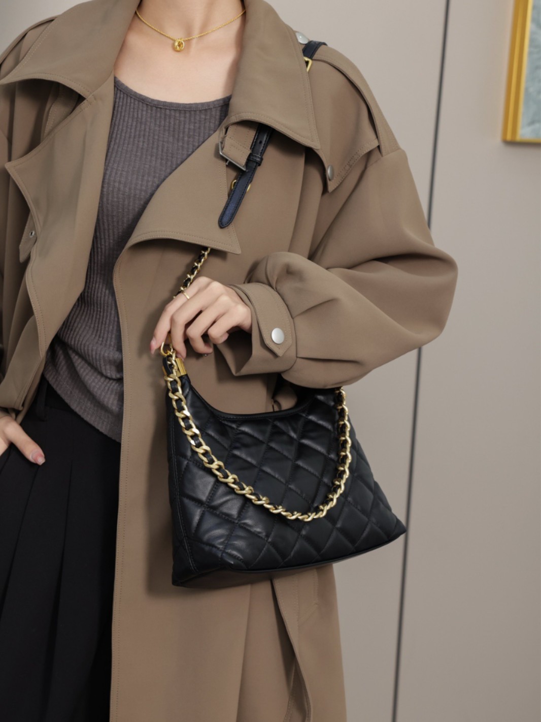 Elegant Feminine Fashion Accessory: Versatile Leather by Designers (Shoulder/Cross Body)